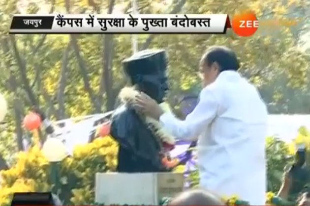 zeerajasthan_'s tweet photo. #MNITConvocationCeremony उप राष्ट्रपति @MVenkaiahNaidu पहुंचे #MNIT, मदन मोहन मालवीय की मूर्ति का किया माल्यार्पण
#NaiduinMNIT https://t.co/Dsv50qE0nE