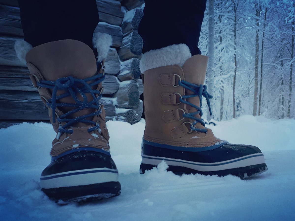 Kunnon kengät jalassa, saa pukattua lumet lapsille pulkkamäeksi. Lunta tulee nyt! Kengät mun lempparit!! #SorelCaribouwool #lumityöt