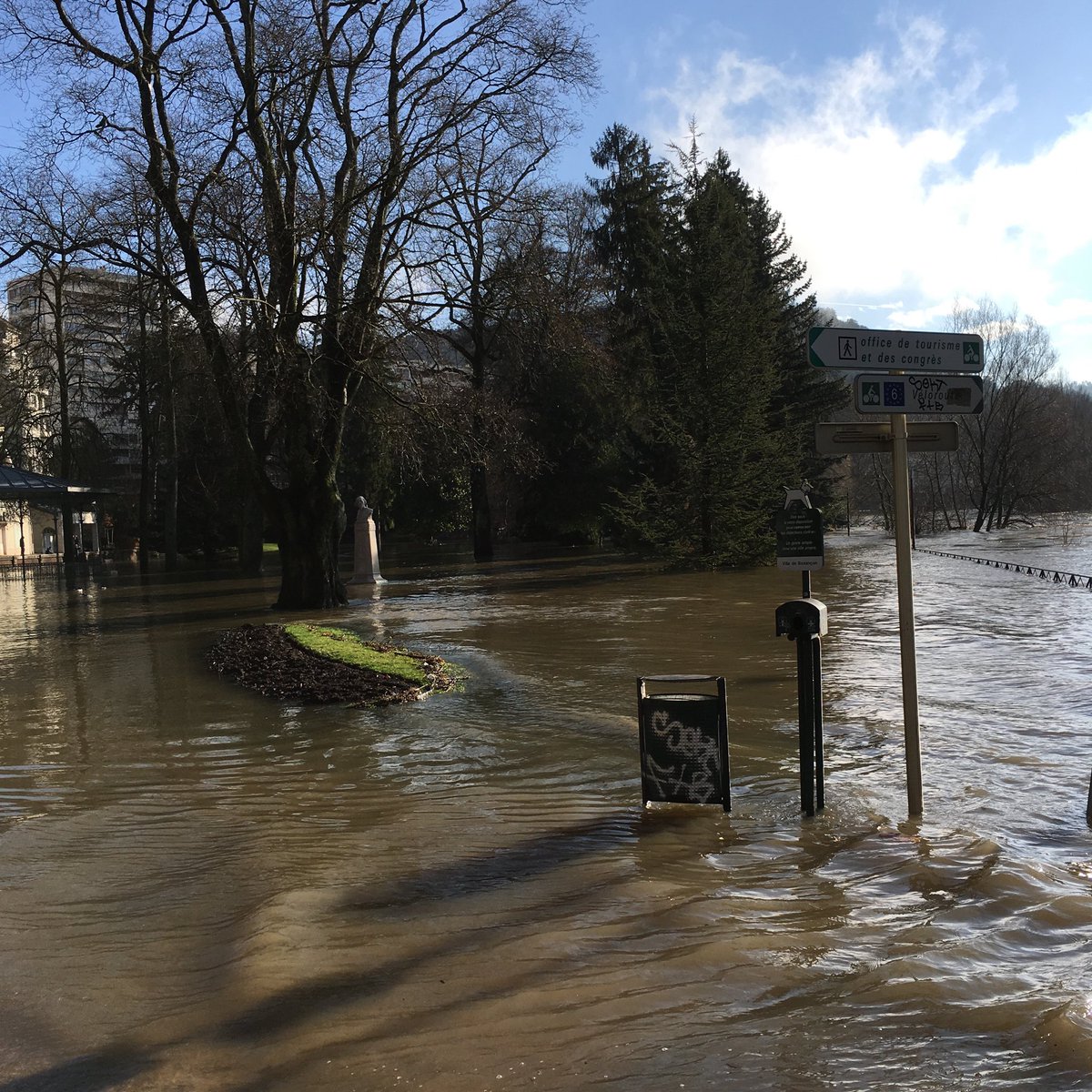 nathdebesac's tweet photo. #Micaud #Besançon #crue https://t.co/vt28noSyOF