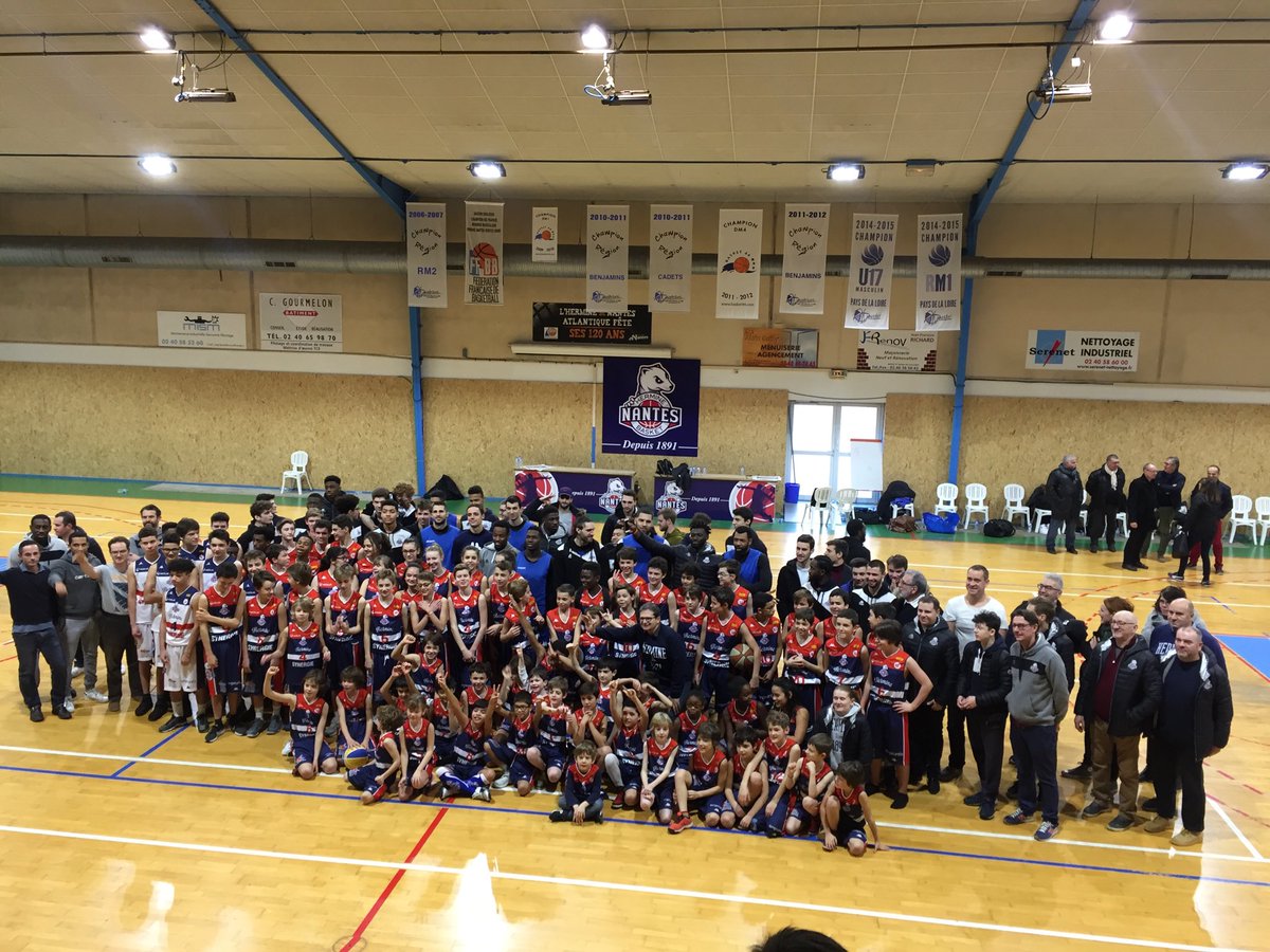 Quand les pro@NantesBasket44 rencontrent les jeunes de La section amateurs! Belle photo de famille ce Matin.