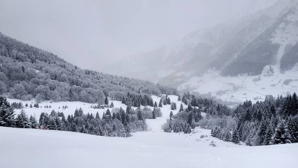 npyski's tweet photo. Qui aime faire les premières traces dans ces conditions ?? ❄
#npy #npy5 #lienz #snow #pyrenees #ski #grandtourmalet https://t.co/eYgozKtsjB https://t.co/7D0OAbROER