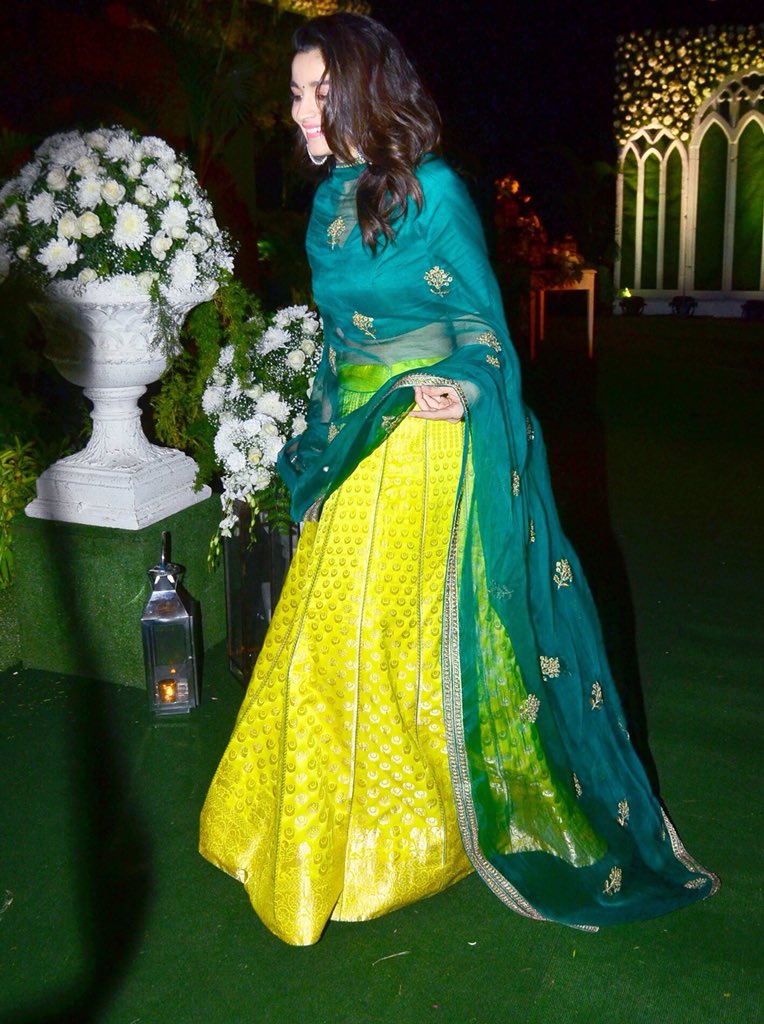 AliaCluster's tweet photo. @aliaa08 at her friend‘s wedding yesterday.💛✨ #AliaBhatt https://t.co/2oSo6qm5Cg