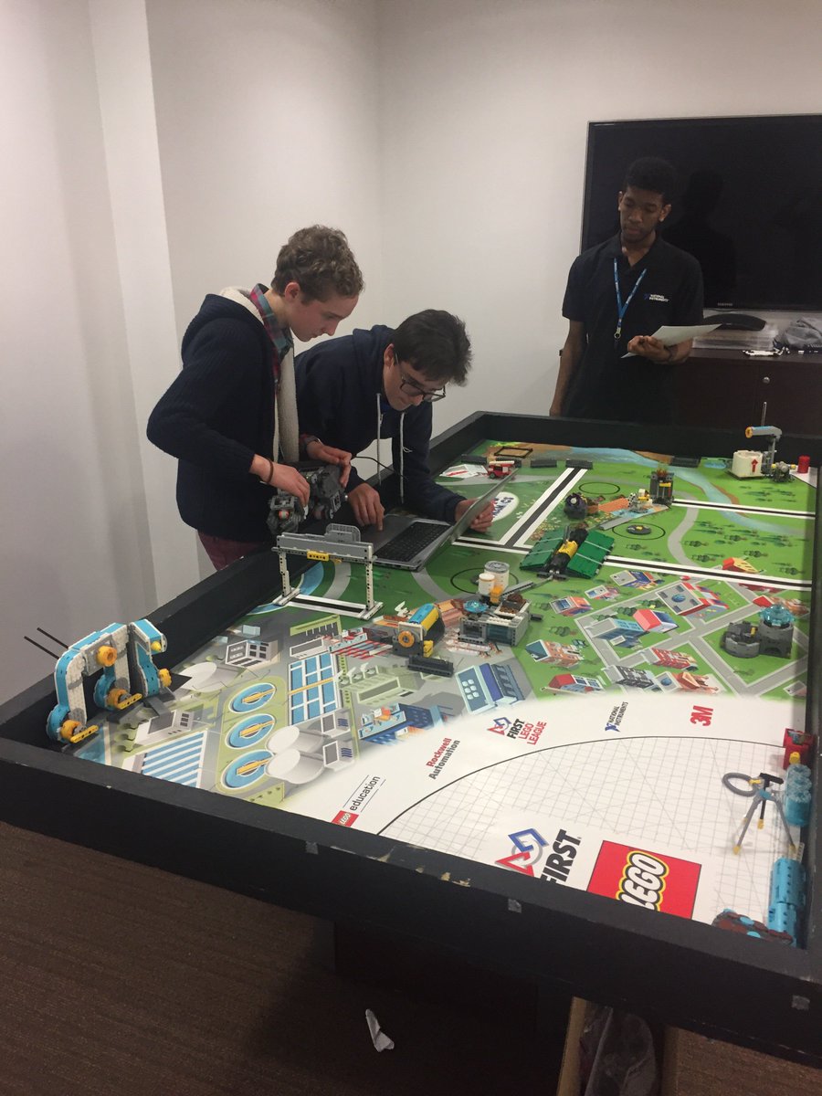 TheTestStander's tweet image. Energy and concentration levels high in the practice room at #FirstLegoLeague in Newbury