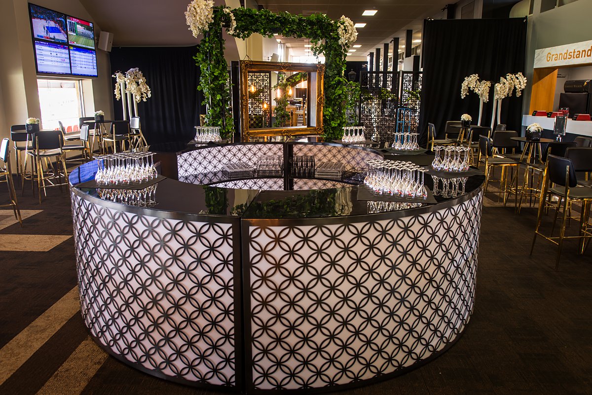 phenomenonevent's tweet photo. Our brand new circular bar is a stunning centre piece for any event!  It comes in four sections to create a full circle or halves and quarter pieces can also be hired. https://t.co/nnluLEl1fb