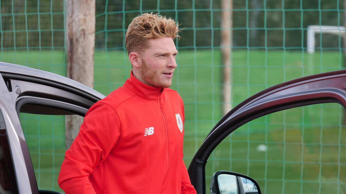 Standard_RSCL's tweet photo. 🔴⚪ @EmondRenaud vient de rejoindre ses coéquipiers à l'entraînement ce matin, malgré le manque de sommeil dû à la naissance de son fils, c'est un papa heureux qui arrive à Marbella #stagerscl #newdaddy #petitrouche #COYR🔴⚪ https://t.co/2EzkzM116M