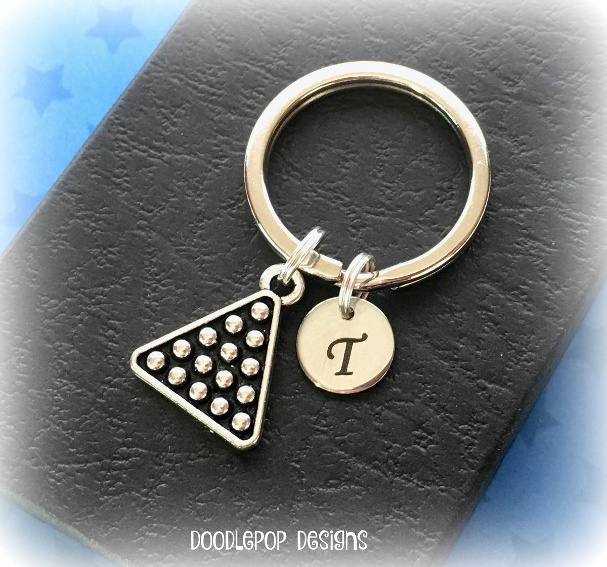 Initial keychain - Personalised pool player gift - Snooker k… tuppu.net/3020fe69 #DoodlepopDesigns #PoolKeyring