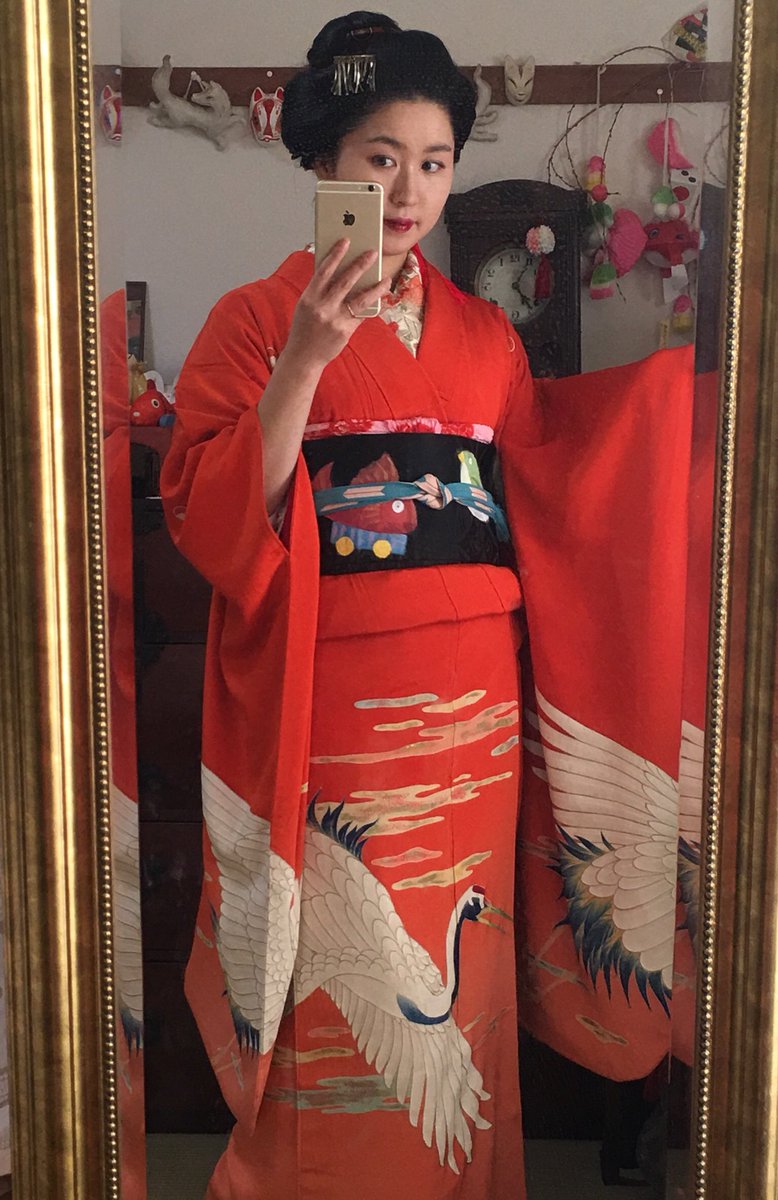 るう アンティーク着物沼 3 日本髪に赤い鶴の振袖と独楽の刺繍帯でお正月らしいコーデ 自作の手描きの 犬張子玩具柄帯 髪飾りは 寿喜堂 さんの鞠簪と銀ビラに熊手犬張子 落ちやすいのでとった笑 着物自画撮り部 アンティーク着物 るう アンティーク着物沼 3 日本髪に赤い鶴の振袖と独楽の刺繍帯でお正月らしいコーデ 自作の手描きの 犬張子玩具柄帯 髪飾りは 寿喜堂 さんの鞠簪と銀ビラに熊手犬張子 落ちやすいのでとった笑 着物自画撮り部 アンティーク着物