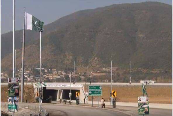 AmberJehangir's tweet photo. PM Abbasi inaugurated 47 Km Burhan-Shah Maqsood section of 180 km Hazara Motorway.It is an important step towards positioning Pakistan as a trading hub between Western and Central Asia by transforming adjoining towns and industrial zones into economic corridors #PakRisesWithCPEC https://t.co/mvYBeDISFk