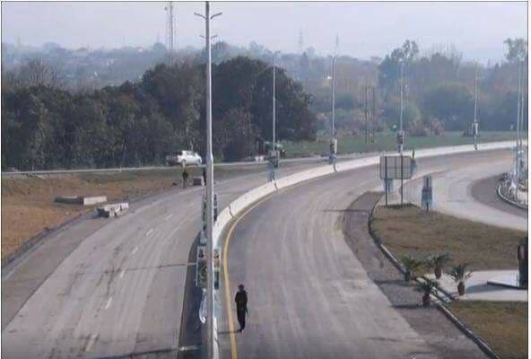 AmberJehangir's tweet photo. PM Abbasi inaugurated 47 Km Burhan-Shah Maqsood section of 180 km Hazara Motorway.It is an important step towards positioning Pakistan as a trading hub between Western and Central Asia by transforming adjoining towns and industrial zones into economic corridors #PakRisesWithCPEC https://t.co/mvYBeDISFk