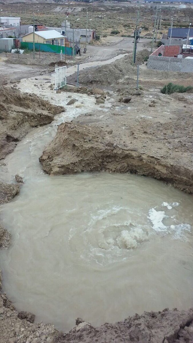mechelinok's tweet photo. Sábado #SinAgua pero en Castelli no... Se volvió a romper el acueducto #NoSeTerminaMas https://t.co/htUpBV5aCw