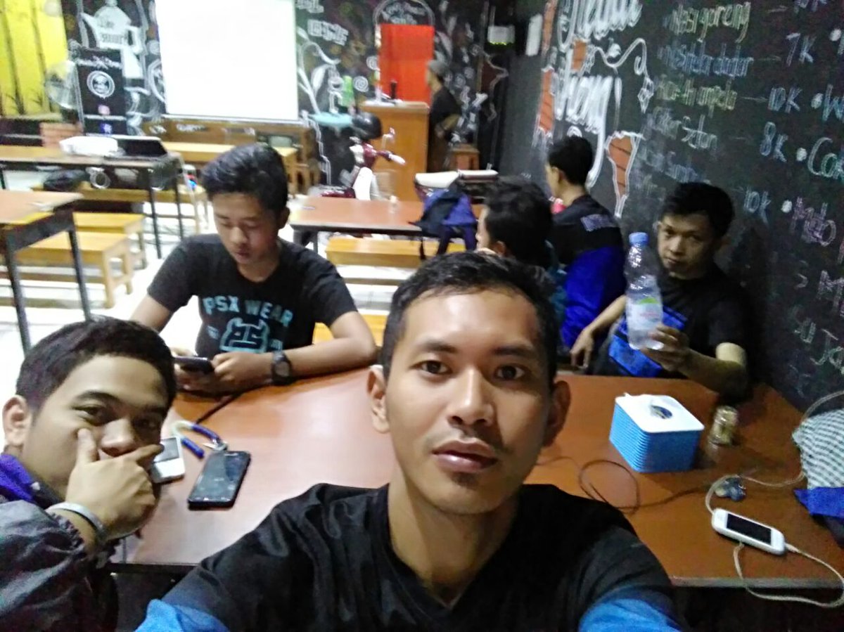 Habis futsal dilanjutkan dg kopdar di Kedai Ireng, lokasi di seberang kuliner Banjarnegara. 

#BanjarnegaraSiamoNoi
#GilarGilarSquadra
