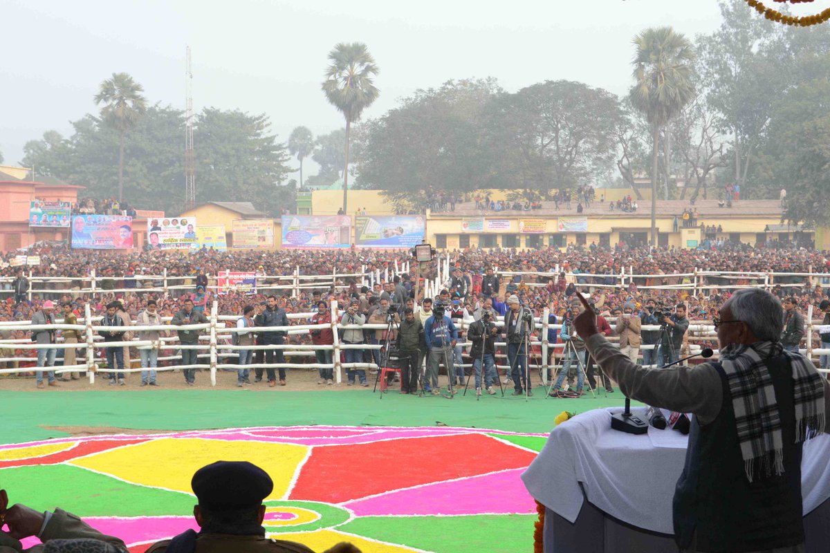 NitishKumar's tweet photo. विकास कार्यों की समीक्षा यात्रा के दौरान बेगूसराय में 7 निश्चय के अंतर्गत योजनाओं के क्रियान्वयन एवं विकास कार्यों की प्रगति का जायजा लेते हुए।
https://t.co/NoGTGGyKqB https://t.co/Fd3Q2sYx9D