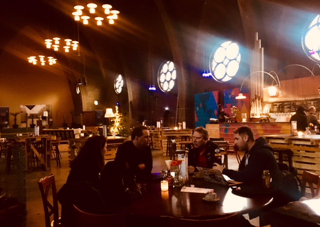 TEDxAmstelveen's tweet photo. Zaterdagmiddag overleg met het AV-team voor het perfecte Audio&amp;Visuele resultaat op 16 maart. #TEDx #Amstelveen #Annakerk https://t.co/wRv2LePuTh