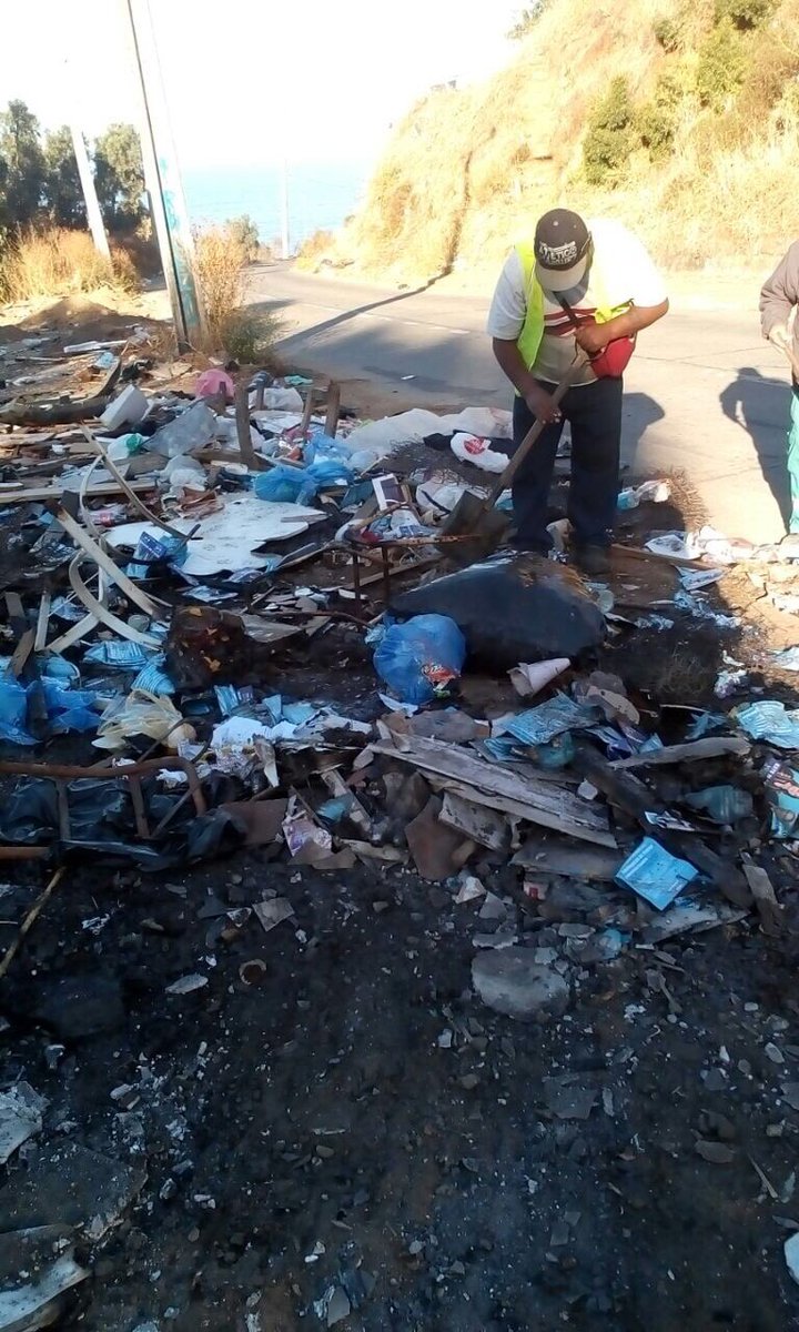 MunicipioValpo's tweet photo. Seguimos todos los días con limpieza y desmalezado en sectores altos de Valparaiso. Nunca es tarde para prevenir. Una ciudad segura depende de todos! https://t.co/wRUmDQwFTx