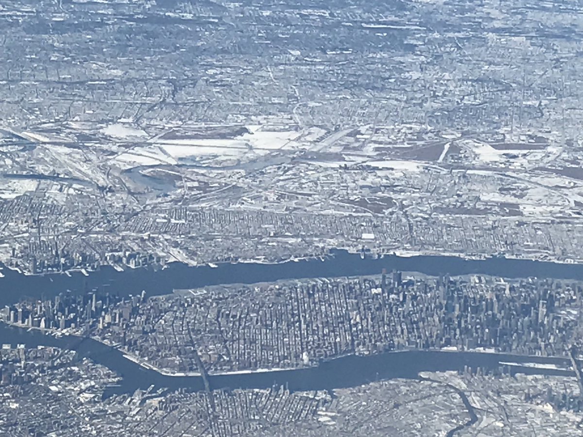 mabrocca's tweet photo. Manhattan desde el cielo hoy en esta no se alcanzan a ver los rios y lagos congelados de la zona @SirChandlerBlog https://t.co/JqpiJkGnGv