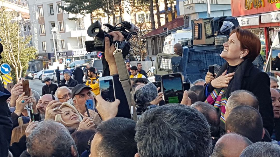 meral_aksener's tweet photo. Doğası gibi çetin, dağları gibi engin Tuncelili hemşehrilerimizle birlikteyiz. Türkiye’nin iyiliği için çıktığımız, ayakkabılar eskittiğimiz bu yolda #Tunceli’de olmaktan büyük mutluluk duyuyoruz. #TunceliİYİolacak #TürkiyeİYİolacak https://t.co/bMoSSK24jD