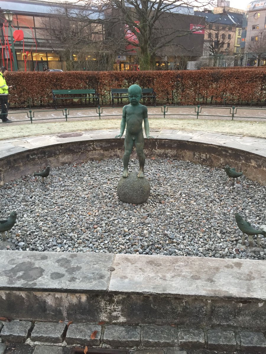 LittleGateLink's tweet image. I’d have the same sort of look on my face if I was naked and outside in the middle of winter! #Bergen #Norway 🇳🇴 
thelostexecutive.com 

@visitnorway @bergen @NorwayUN @TravelLeisure @travel