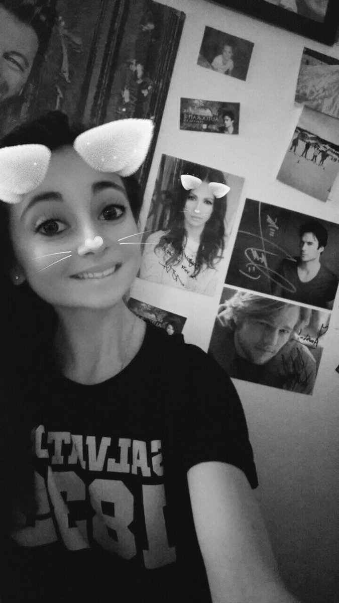 Aurelia_0107's tweet image. #SHARESTORE #SHARECONCOURS je complète ma collection avec le t-shirt de Damon qu'on peut voir en arrière plan