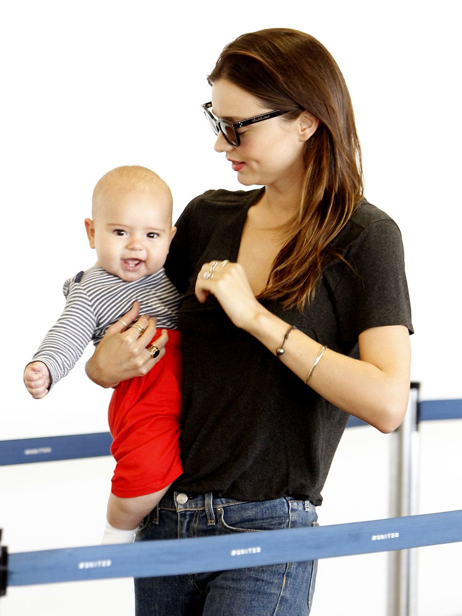 Ellegirl エル ガール 成長っぷりが微笑ましい ミランダ カー フリン ブルームのキュートな親子フォト34 16年にはこんなに大きくなっていました T Co Ueuv998dpm