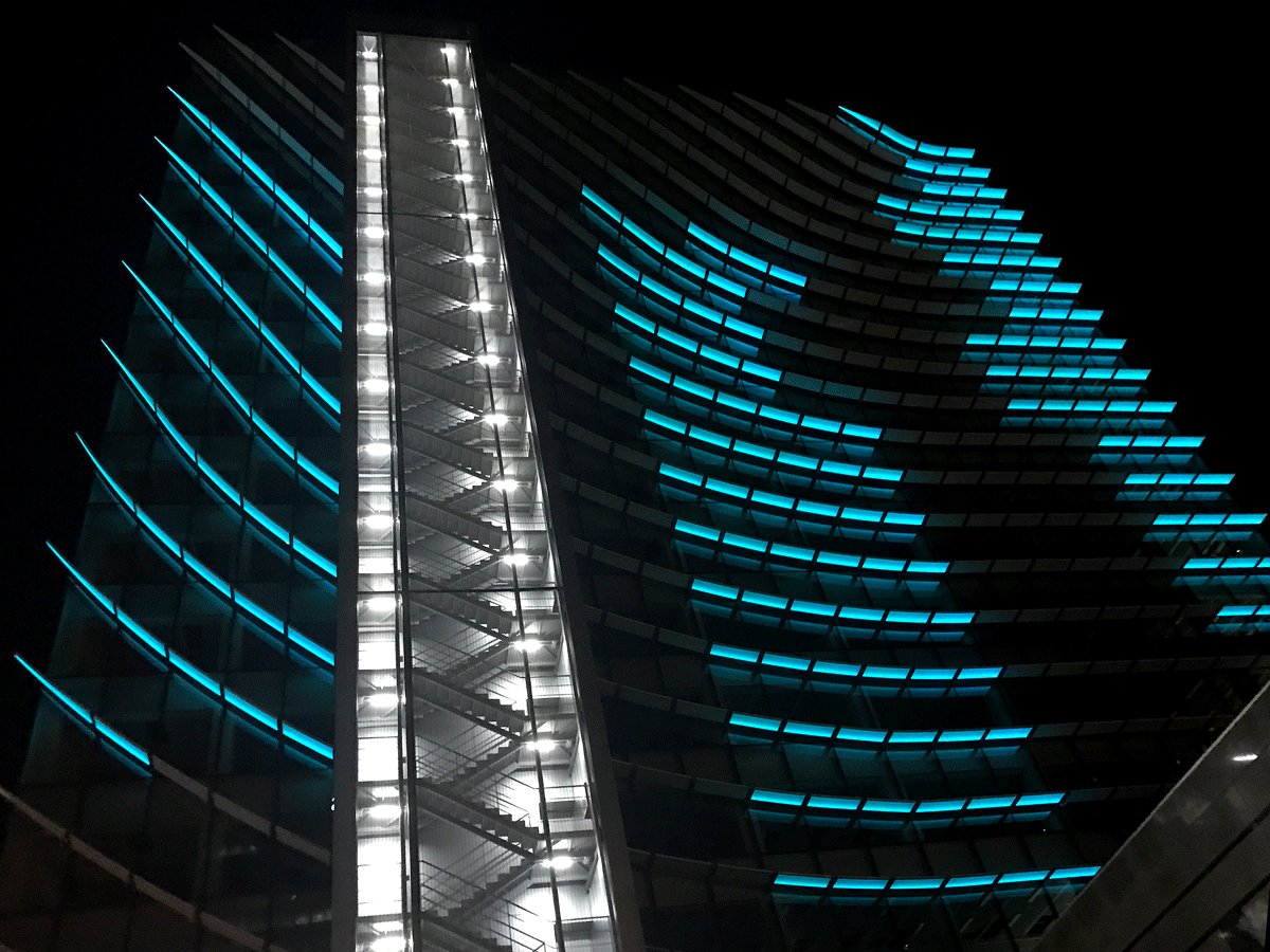 iGuzzini's tweet photo. #SuperSaturday The ETFE blade-like strips covering the façade of the Castellana 77 tower in Madrid allow free passage to sunlight through the day & come alive at night through kilometres of curved RGB lines of #UnderscoreInOut. > https://t.co/DPAzaNGIS0 https://t.co/JQAgrouMky