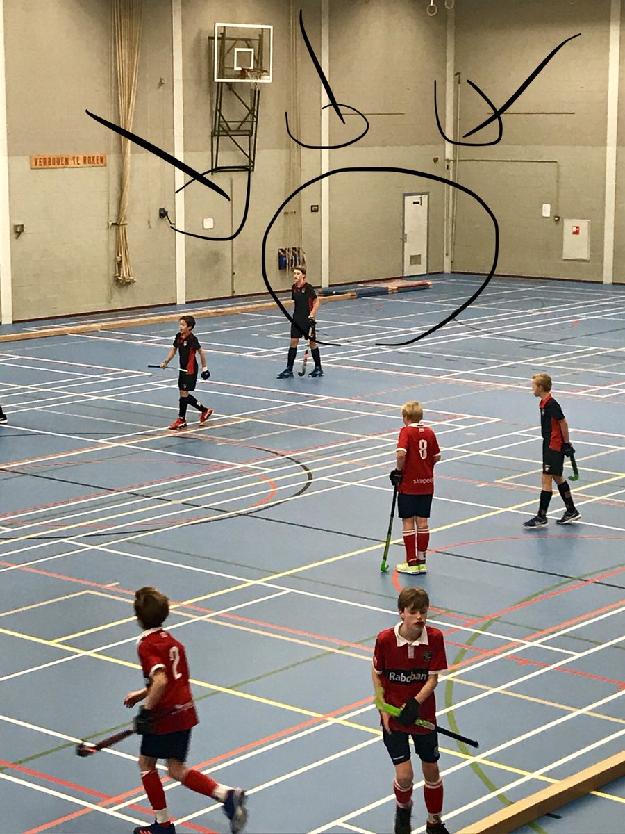 mjderksen's tweet photo. @voordaan @KNHB_NL nieuwe trend in de zaal? #zachtvallen #iemandeenbalkover?? https://t.co/KMnVJlFDd3