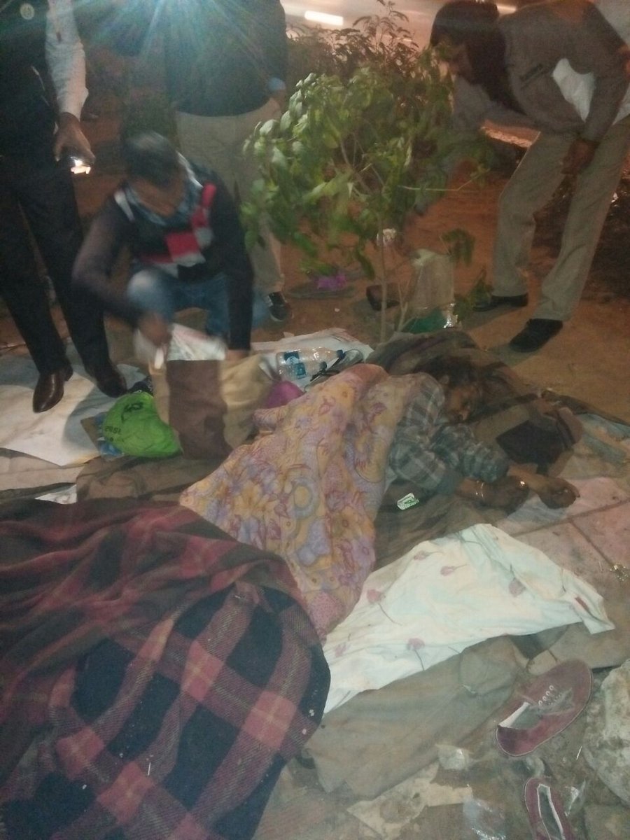 फुटपाथ पर खुले में सोते हुए ये व्यक्ति आज ठंड से मर गया हैं। 

मॉडल टाउन मेट्रो स्टेशन के पास ये  लाश मिली हैं अभी अभी। भूख और ठंड इसे लील गयी।

पिछले चार दिनों में दिल्ली में ठंड ऐसी 30 मौतें हो चुकी हैं। मैं अभी यहीं हूँ।