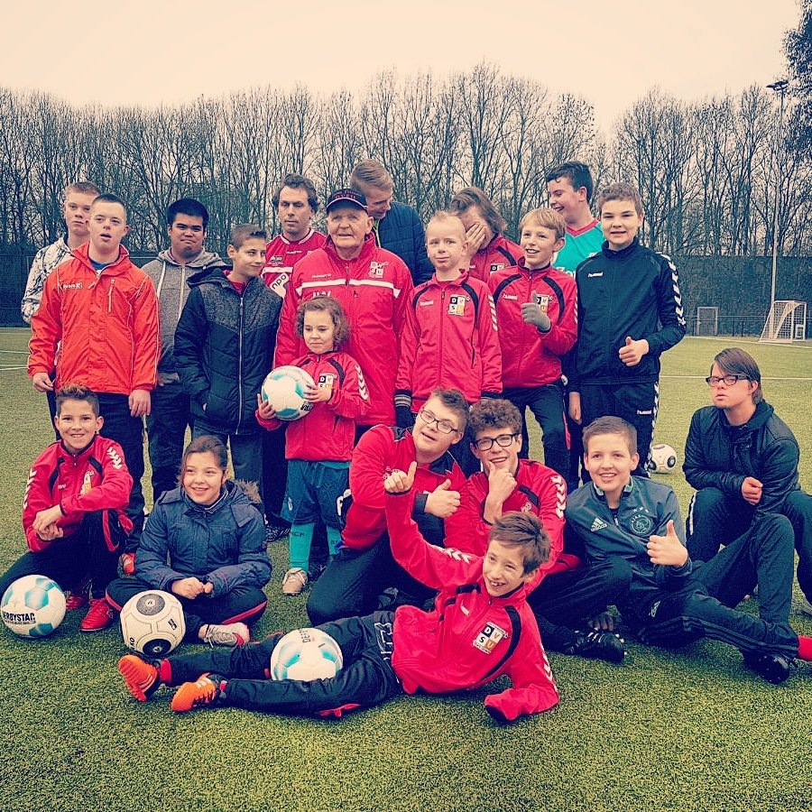 forzafriends's tweet photo. De 1e training van het jaar zit er weer op! 👍 We gaan 2018 in met 56 Forza Friends! ⚽️ Een sportief 2018 gewenst! #gvoetbal @svDVSU #forzafriendsdvsu #forzafriends #plezierstaatvoorop #gsport https://t.co/QbokyebR2O