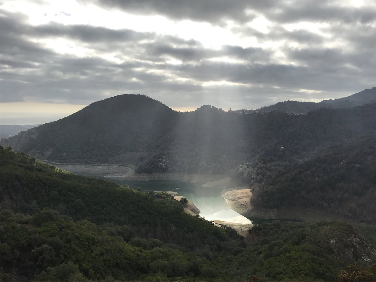 U sole di a speranza nant’à Chjatra, marturiatu da u focu. Le soleil sur le village de Chiatra, comme la promesse de la vie à renaître, après le désastre du feu