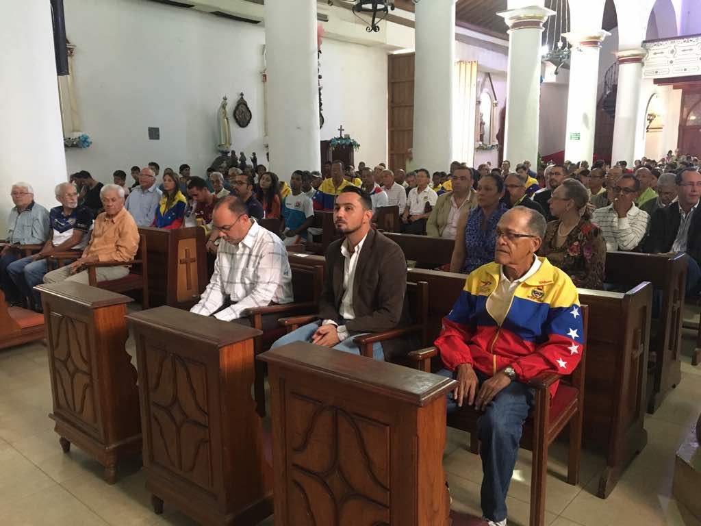 deportesanz's tweet photo. Secretario de Gobierno @sergiopadronm el Pdte. del @deportesanz @gustavoadolfo23 y toda la familia deportiva presente en la #MisaDelDeporte en la Catedral de Barcelona  #AnzoateguiEnMovimiento https://t.co/oeExBQOFNt