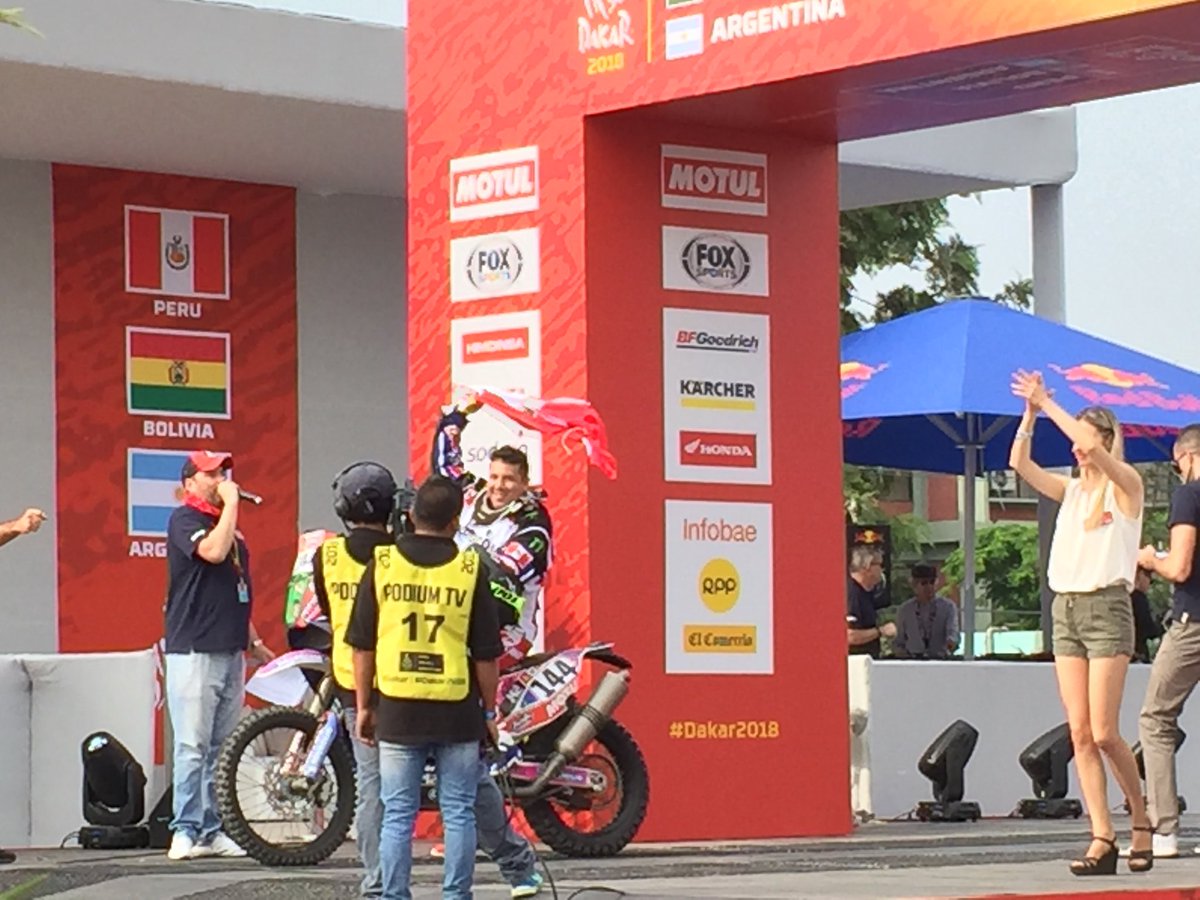 marcaPERU's tweet photo. Ahora llegó el turno de las motocicletas: el peruano #ArturoChirinos en el podio de la largada del @dakar 2018. ¡Vamos Perú! Ven y apoya a los pilotos peruanos que competirán para entrar en la leyenda del rally más exigente del mundo. #DakarPerú2018 #DakarPerú2018 https://t.co/h3SFgzE1k1