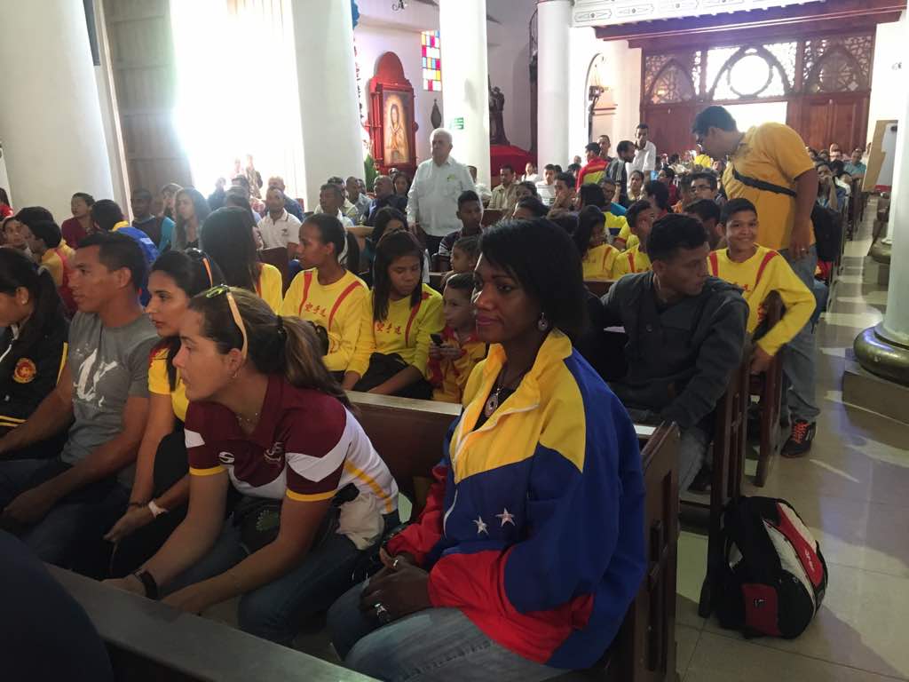 deportesanz's tweet photo. Secretario de Gobierno @sergiopadronm el Pdte. del @deportesanz @gustavoadolfo23 y toda la familia deportiva presente en la #MisaDelDeporte en la Catedral de Barcelona  #AnzoateguiEnMovimiento https://t.co/oeExBQOFNt