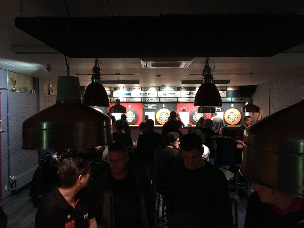 DCGenemuiden's tweet photo. Tis weer gezellig druk en darts op top niveau ook voor alleen een pilsje altijd welkom🍻 Heutink en Heij Genemuiden Open (singles) https://t.co/zpRClqoicp