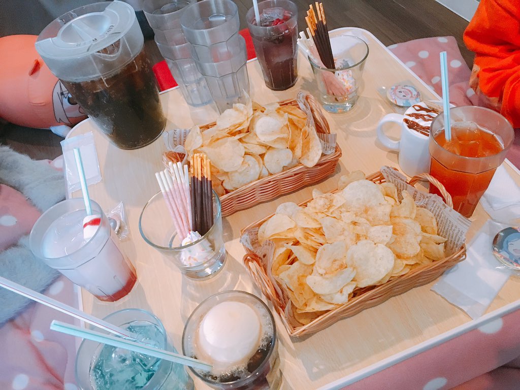 yuchi_f34's tweet photo. 最後はカラオケの鉄人池袋東口サンシャイン通り店さん！
うまるルームにて、うまるパックで妹S4人で宴だぁあい✨
部屋にこたつがあってびっくりしたよ！とても暖かくて帰りたくなくなりました笑
楽しかった〜！
お邪魔させていただいた皆様ありがとうございました！
みんなもぜひ行ってみてね〜♡ https://t.co/aZkx9MVWTC