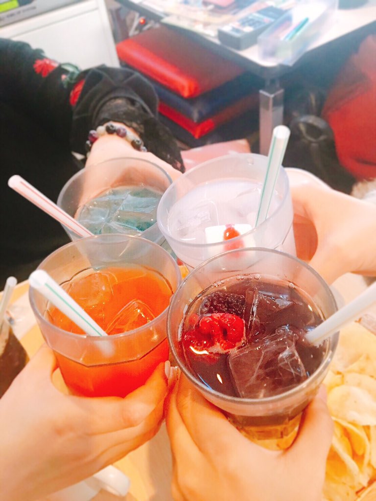 yuchi_f34's tweet photo. 最後はカラオケの鉄人池袋東口サンシャイン通り店さん！
うまるルームにて、うまるパックで妹S4人で宴だぁあい✨
部屋にこたつがあってびっくりしたよ！とても暖かくて帰りたくなくなりました笑
楽しかった〜！
お邪魔させていただいた皆様ありがとうございました！
みんなもぜひ行ってみてね〜♡ https://t.co/aZkx9MVWTC