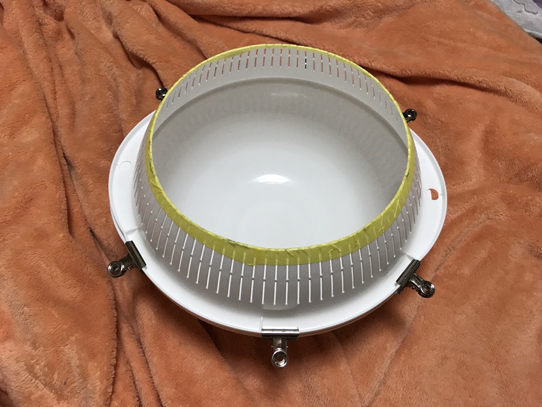 テトラ Twitter પર スタジアムが売ってないから 自作した ダイソーに売ってるボールと加工したザルを使用 練習用には丁度いいかな ネックは 平らなところが少ないからフルパワーで回すと暴れて壁にあたりバーストするというww ベイブレード