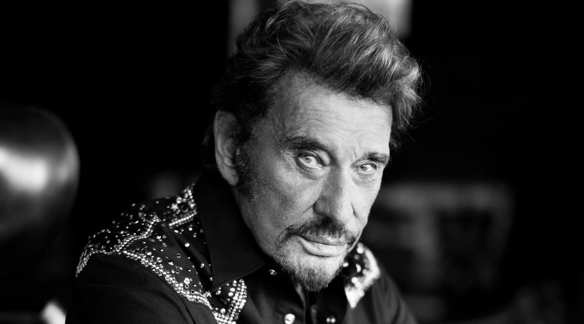 Rectificatif : en cumulé, le plus gros vendeur de disques en France pour l'année 2017 est... #JohnnyHallyday, avec 881,700 ventes pour ses 9 disques présents dans le top 250.