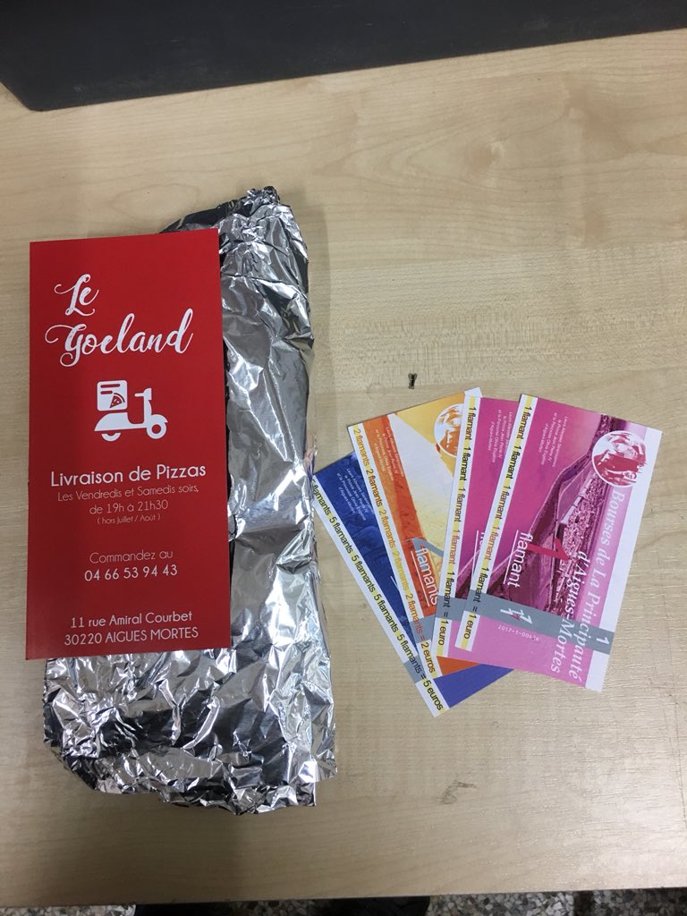 In the Goeland’s with <a href="/JeanPierreQuatr/">Jean Pierre IV</a> , we pay our #pizza with "le flamant". #AiguesMortes #LocalCurrency #Micronation
