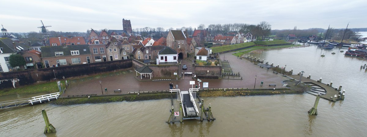 wsrivierenland's tweet photo. De #Waterpoort van #Woudrichem beschermt de vesting en het Land van #Altena tegen de hoge #Waal. Vanochtend sloten we de coupure deels, de pont naar #Gorinchem is bereikbaar. #hoogwater #dijken https://t.co/cGRY1dNqdA