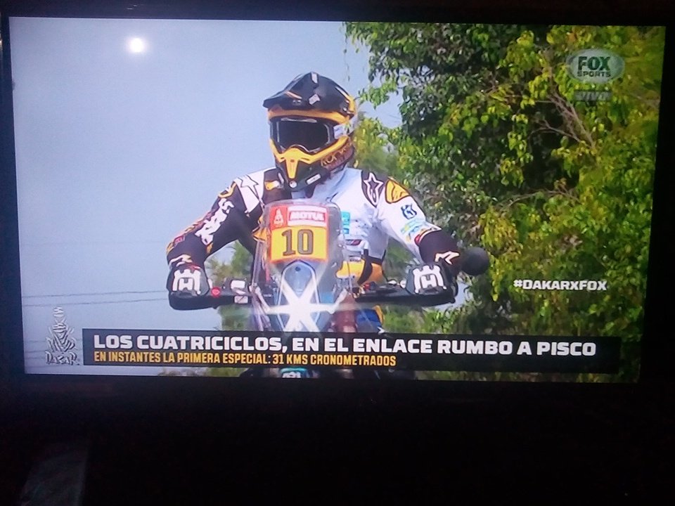 Viendo el Dakar esperando por ahi ver si sale <a href="/mario_hart/">MARIO HART</a> 🙄 , pero por favor no te saques la gorra, no vayas a salir con ese pelo en TV Internacional, confio en que <a href="/Korina_R/">Korina Rivadeneira</a> no te va dejar 🤣 , que teeerco para no querwr cortarse ese pelo😩