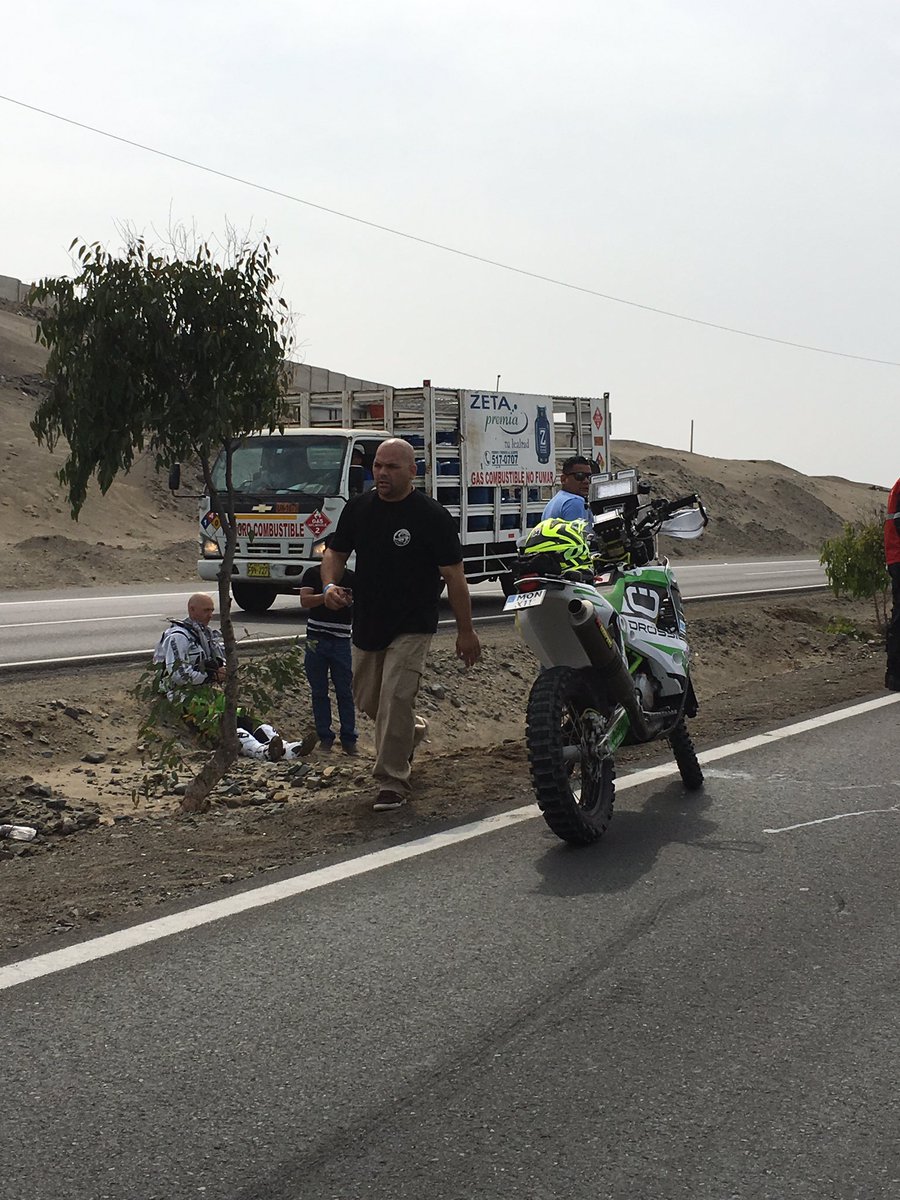 TapieMaxi's tweet photo. Primer caído del #Dakar2018 #DakarPerú2018 a la altura del km 42 de la Panamericana Sur. Choque con una camioneta. https://t.co/AkRYmXMdO1