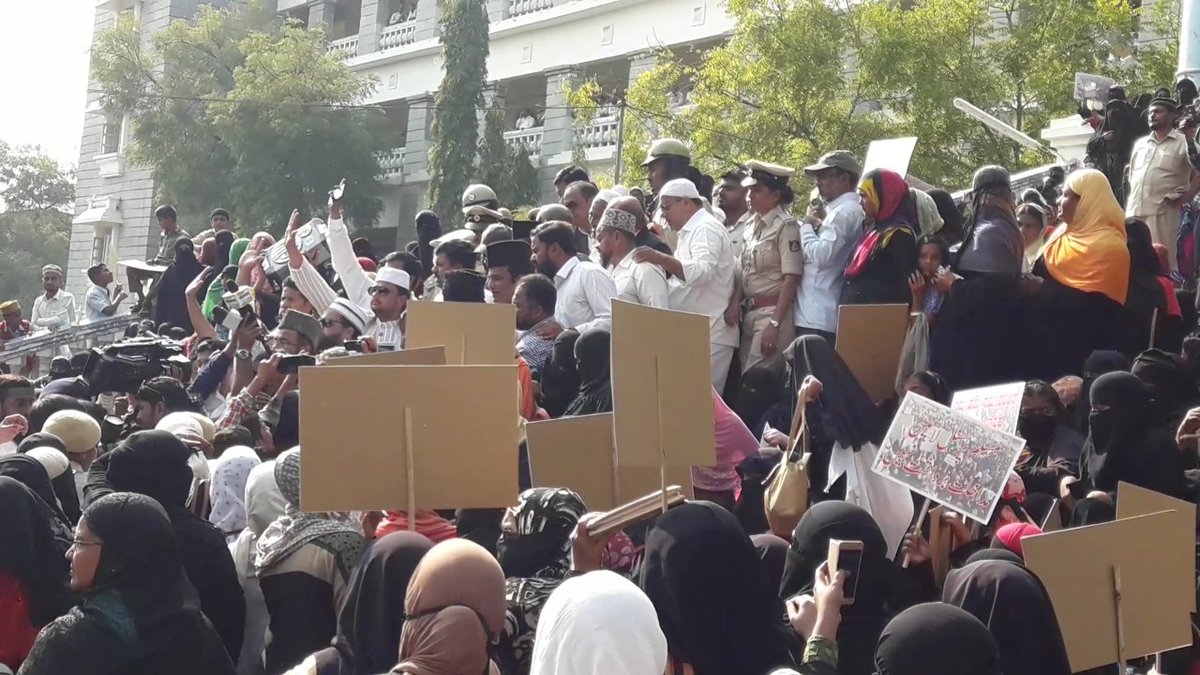 MusaddiqQadri's tweet photo. Protest against #TripleTalaqBill in Gulbarga, Karnataka
#GulbargaMuslimUnityZindabaad
#SaveSharia
#SaveConstitution
#SaveIndia https://t.co/kKdxZs3rjU