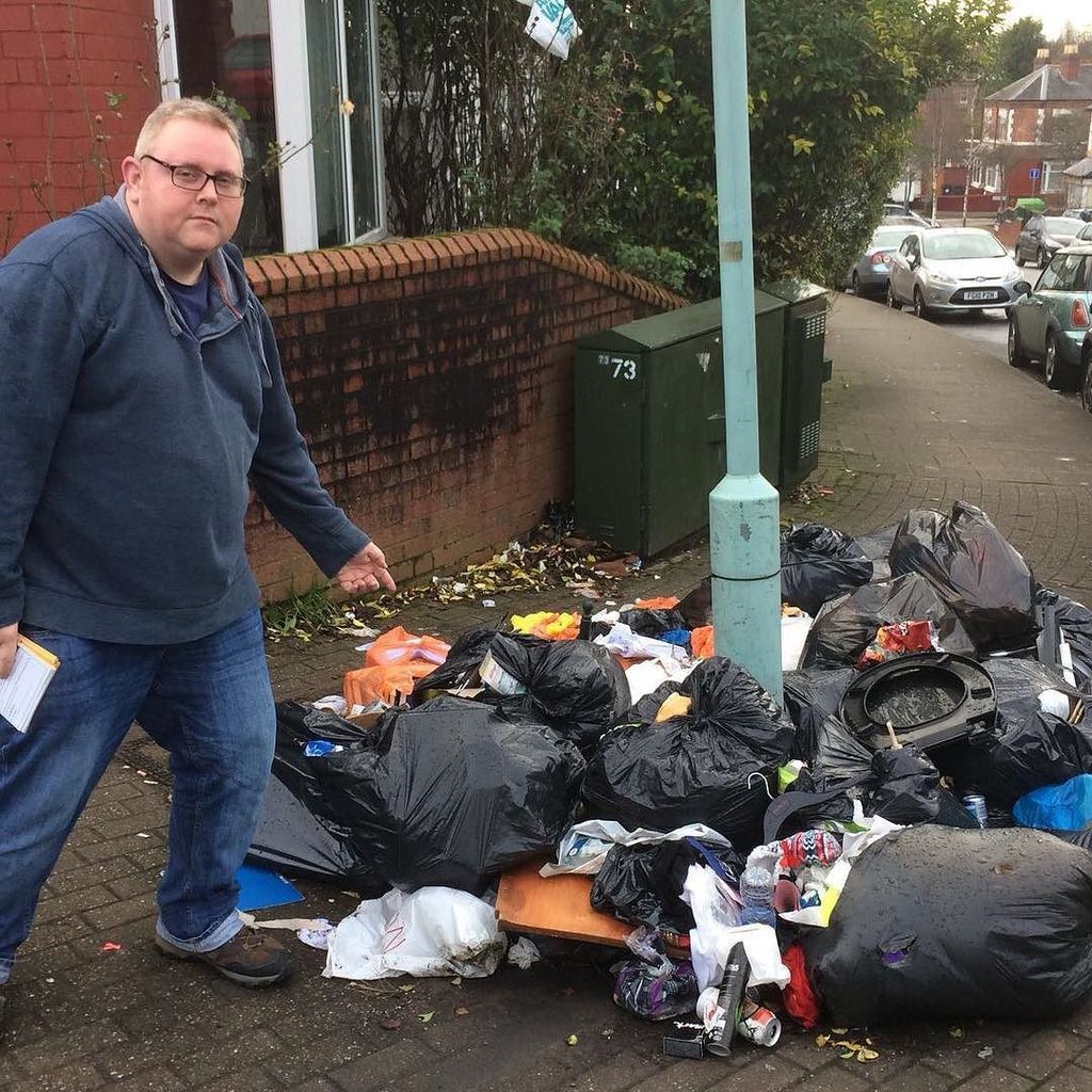garethhardy's tweet photo. Piles of rubbish all across Winson Green - reporting wherever I see any. It’s like the bin strike all over again! #libdem #libdemspointing #winsongreen #sohoandjq https://t.co/CfgsKCVZ84 https://t.co/B11wXVH2eL