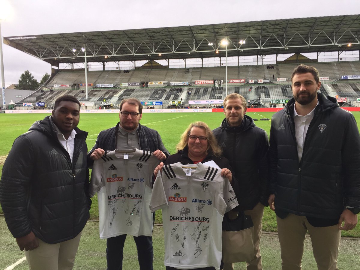 🙏 Le moment tant attendu : la remise des maillots du <a href="/CABCLRUGBY/">CA Brive Rugby</a>  par les joueurs à nos gagnants ! 😍

#CABRCT
#MVMC