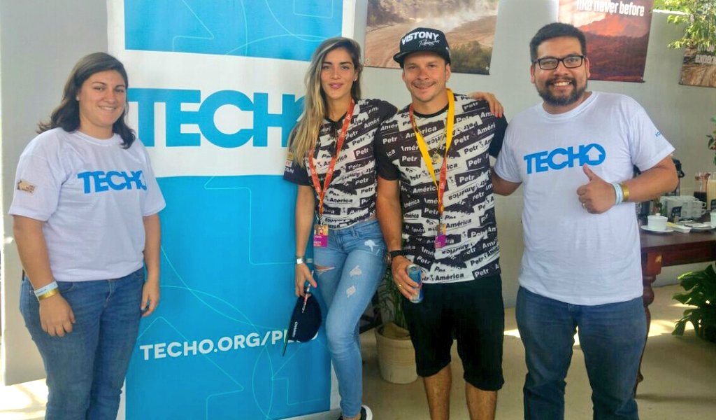 En plena largada del #Dakar2018, el piloto peruano <a href="/mario_hart/">MARIO HART</a> acompaña al equipo de TECHO. <a href="/dakar/">DAKAR RALLY</a> 🚚🚗🏍🏆
