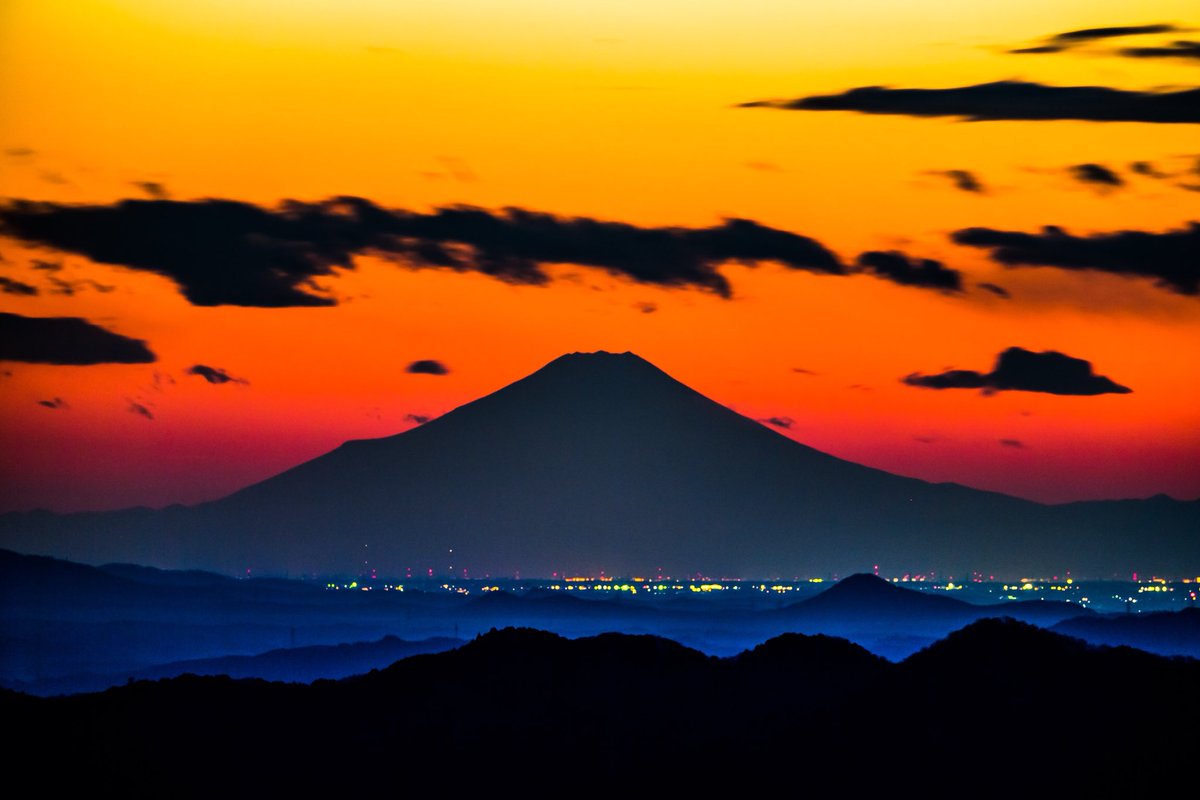 帰りに見えるかもと思い、プラトーさとみへ。
福島県に程近い茨城県北でこんなにはっきり見えるとは。
綺麗に富士山シルエットになってくれて感動。
NikonD5+ AF-S NIKKOR 400mm f/2.8G ED VR+TC-14E III
#プラトーさとみ