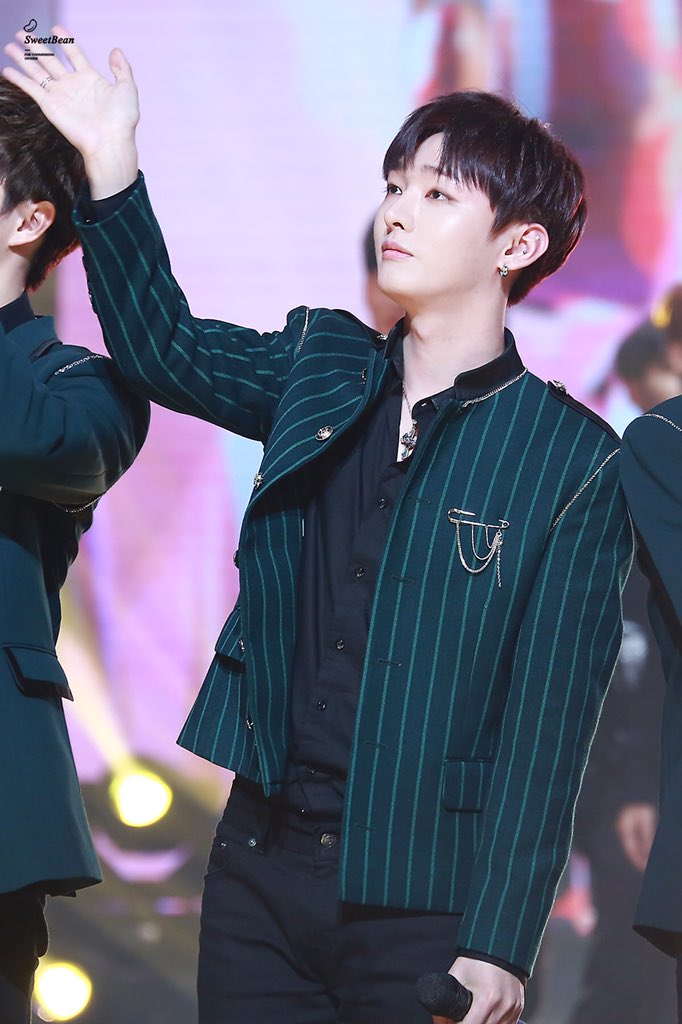 SweetBeanJS's tweet image. [HQ] 171229 KBS가요대축제 
#워너원 #윤지성
우리 지성 얼굴 좀 보세요ㅜㅜ 
두번 세번 보세요