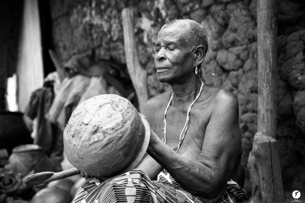 monwaih's tweet photo. #ArrêtsSurImages 

Dites bonsoir aux braves potières de Sè,  ces femmes qui fabriquent des pots,  plats et autres objets à base d'argile.  Un festival d'art et de culture 😍

📷 Yannick Folly https://t.co/kekyfkWEww