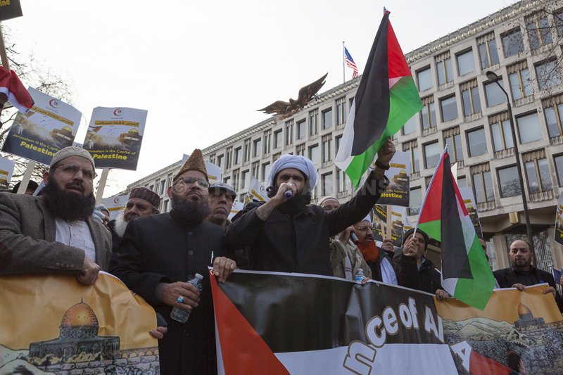 BlueflyPhoto's tweet photo. Anti-Trump Protest at US Embassy, London #palistine #Trump #Jeruselem #metro #eveningstandard #Israel #rexfeatures more images at https://t.co/cHdUIVwYDp https://t.co/IwSFmSe9gQ