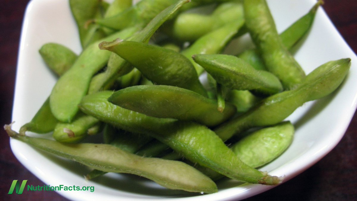 nutrition_facts's tweet photo. Drinking soymilk can cut blood estrogen levels in half among premenopausal women. https://t.co/53TQsBOqAy https://t.co/0svPmRDCjz