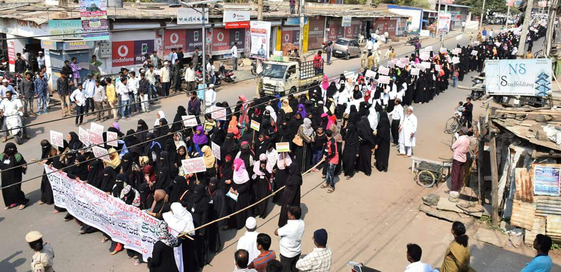 faaz_raaz's tweet photo. Historical Grand Public Rally against #TripleTalaqBill
organized by Gulbarga Muslim Unity Front, Thousands of Muslim women's, Youths & Men's were participated. #GulbargaMuslimUnityZindabaad #SaveSharia
#SaveConstitution
#SaveIndia
@TimesNow @IndiaToday https://t.co/pNyktYyo2i